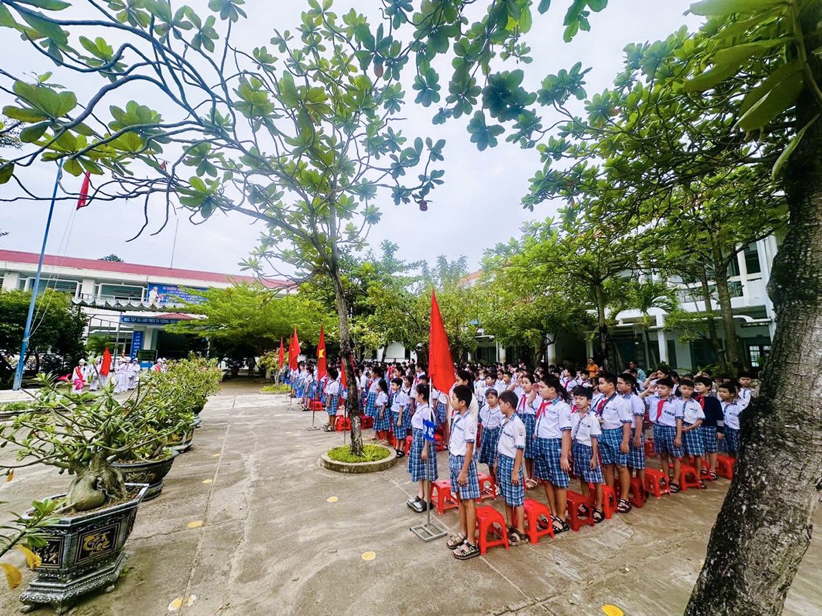 Học sinh chào cờ trong sân trường