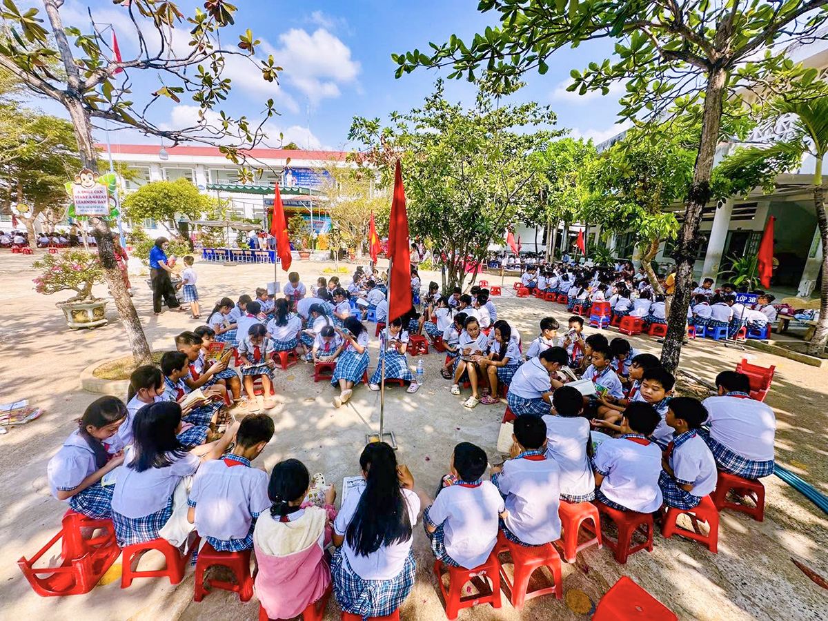 Hoạt động sinh hoạt ngoài trời dưới tán cây xanh