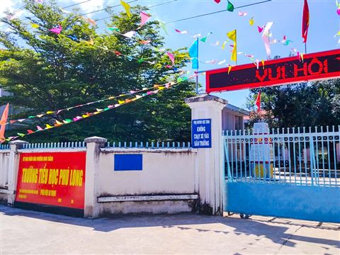 Cổng trường Tiểu học Phú Long
