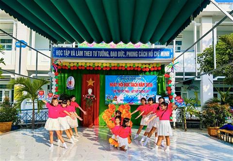 Tiết mục múa của các em học sinh
