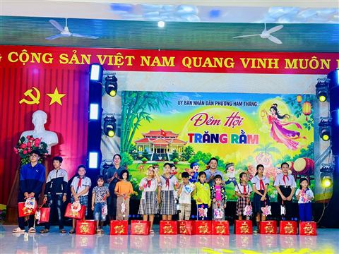 Phát quà đêm hội Trăng rằm